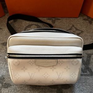 🔥💧Authentic LV bumbag rare🔥💧